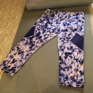 Printed workout capris with MESH CUTOUT